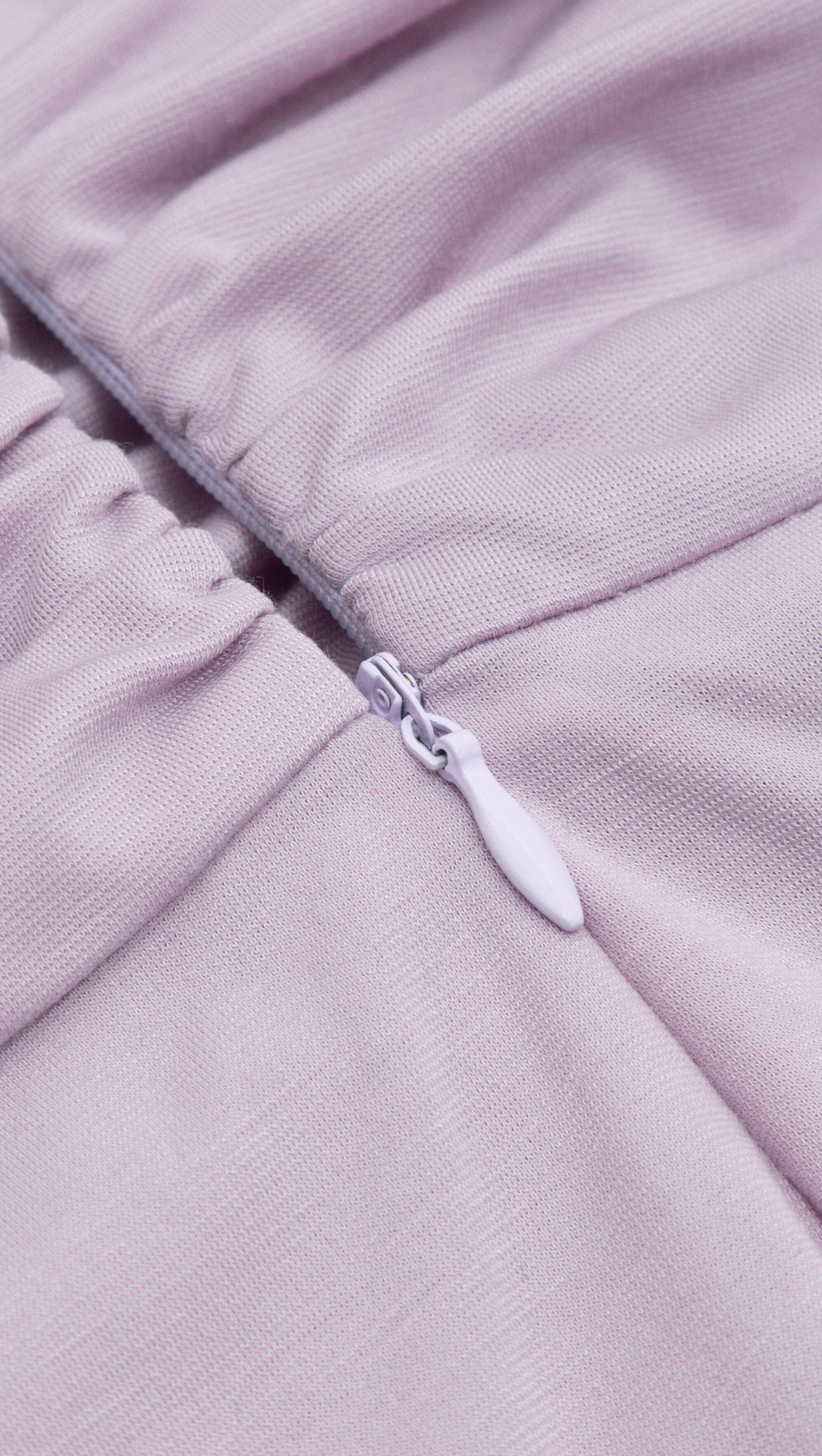 KLEID MIT TIEFEN V-AUSSCHNITT, KLEINEN FLIEGERÄRMELN UND HOHER TAILLE IN HELLLILA
