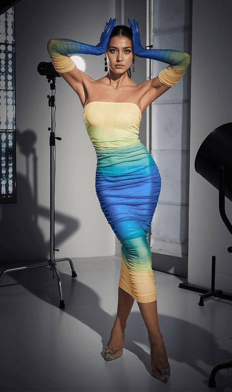 Hartford – Blaues Netzkleid mit Farbverlauf und Handschuhen
