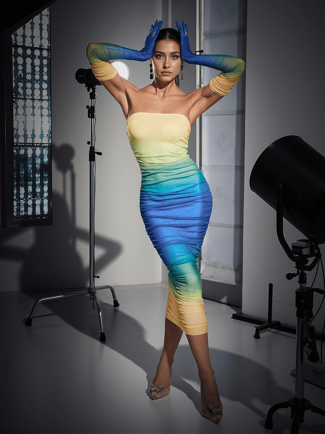 Hartford – Blaues Netzkleid mit Farbverlauf und Handschuhen