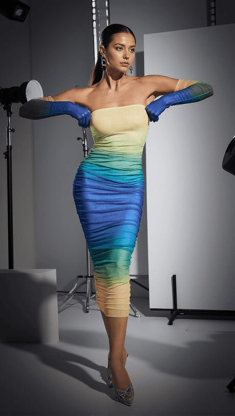 Hartford – Blaues Netzkleid mit Farbverlauf und Handschuhen