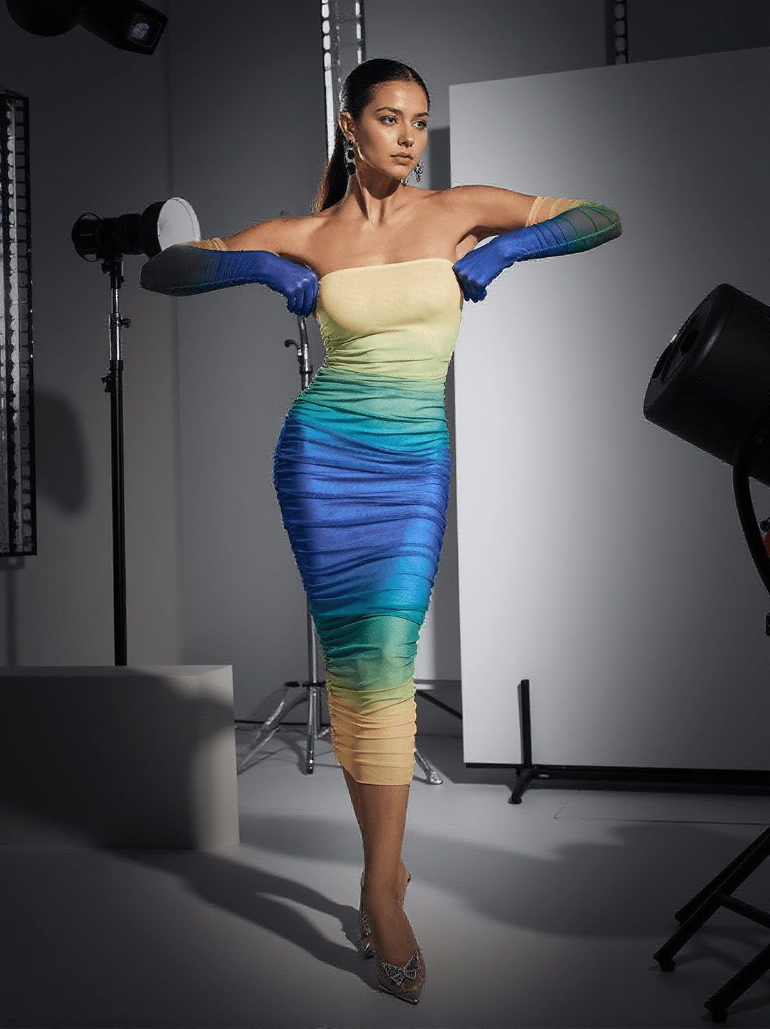 Hartford – Blaues Netzkleid mit Farbverlauf und Handschuhen