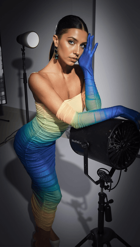 Hartford – Blaues Netzkleid mit Farbverlauf und Handschuhen