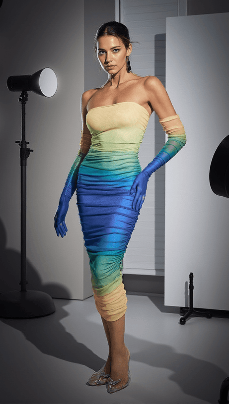 Hartford – Blaues Netzkleid mit Farbverlauf und Handschuhen