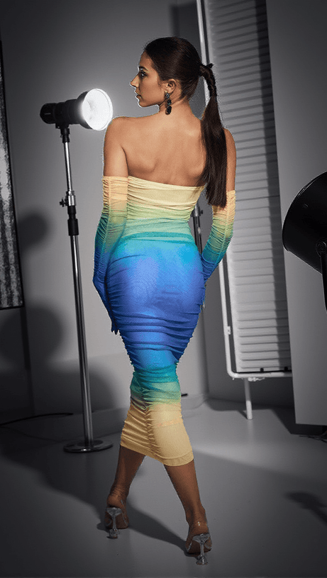 Hartford – Blaues Netzkleid mit Farbverlauf und Handschuhen