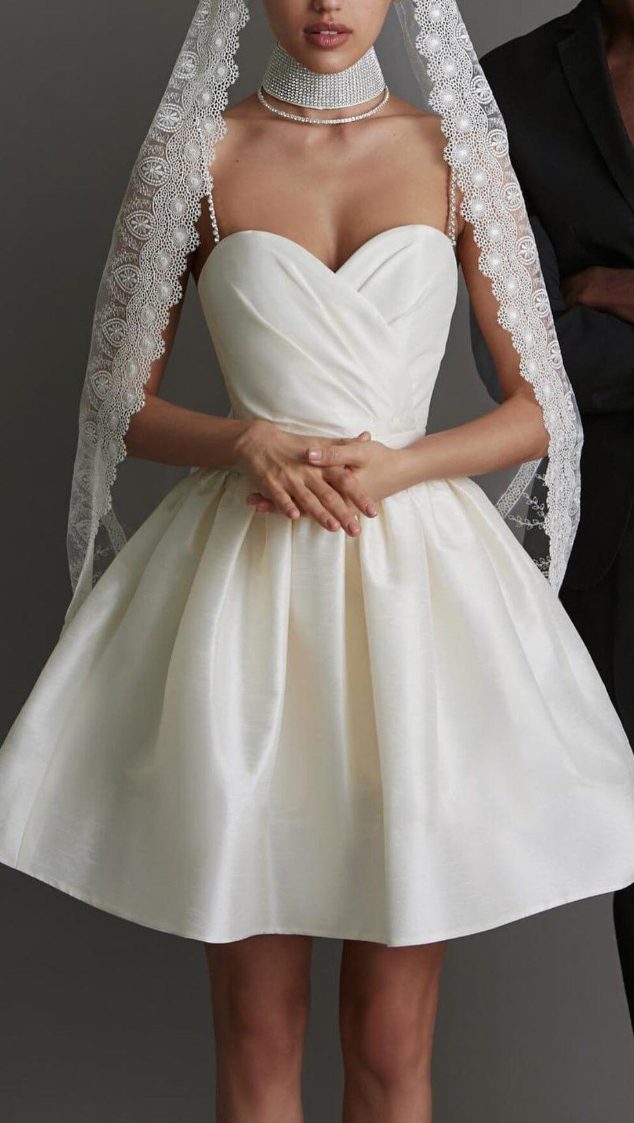 BEIGE KLEID MIT STRASS-STRAPSEN UND PLISSEE