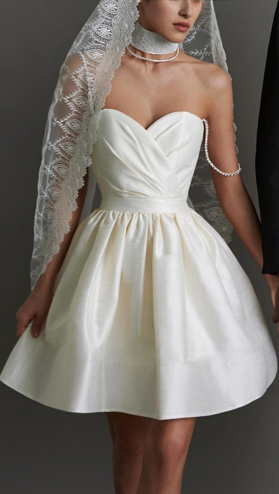 BEIGE KLEID MIT STRASS-STRAPSEN UND PLISSEE