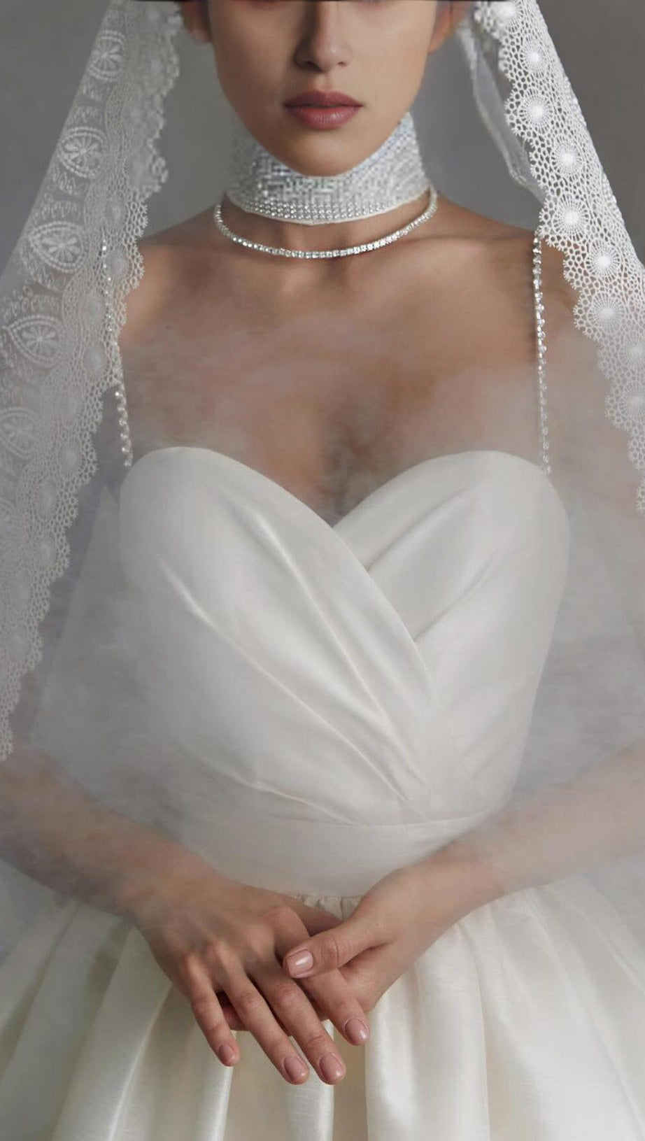 BEIGE KLEID MIT STRASS-STRAPSEN UND PLISSEE