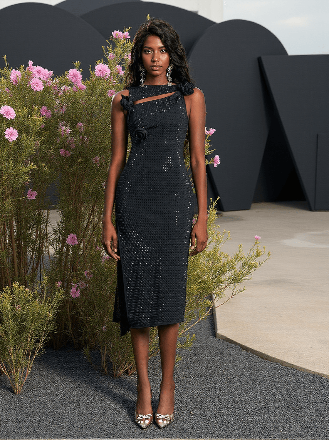 Hecate – Bandage-Midikleid mit Blumenverzierung in Schwarz