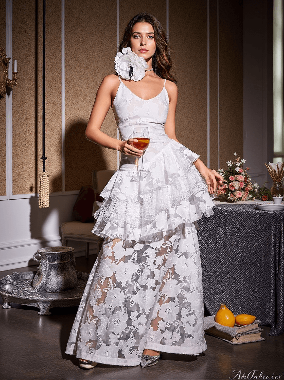 Loursa – Gestuftes Maxikleid aus Spitze mit Blumenmuster und Choker