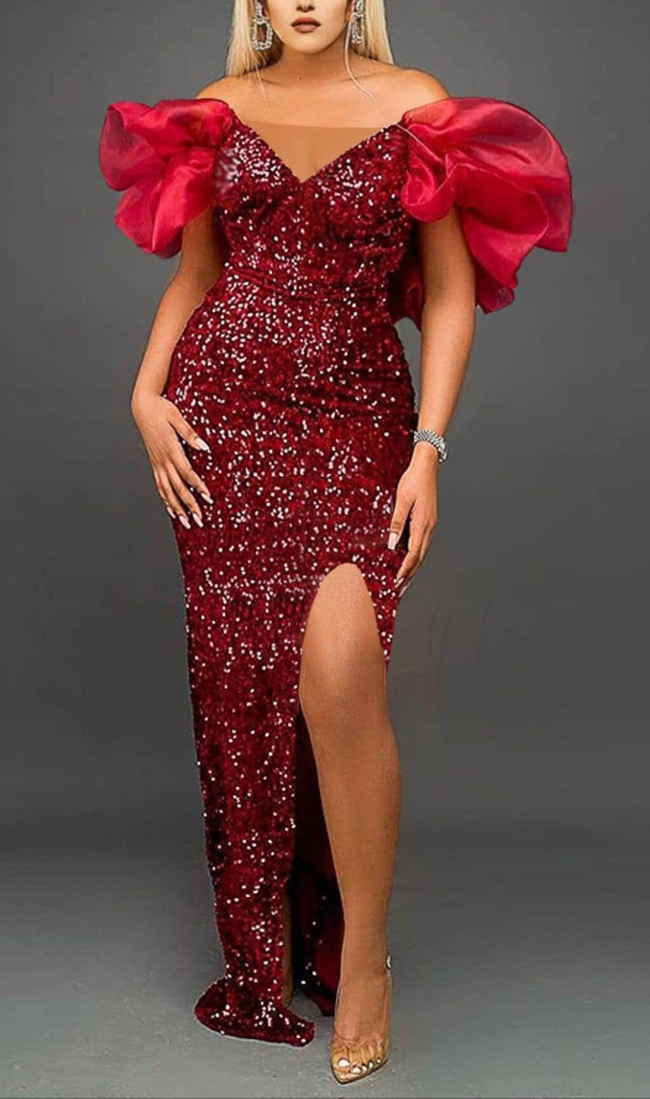 SCHLANKES MAXIKLEID MIT PAILLETTEN UND ÜBERTRIEBENEN ÄRMELN IN ROT