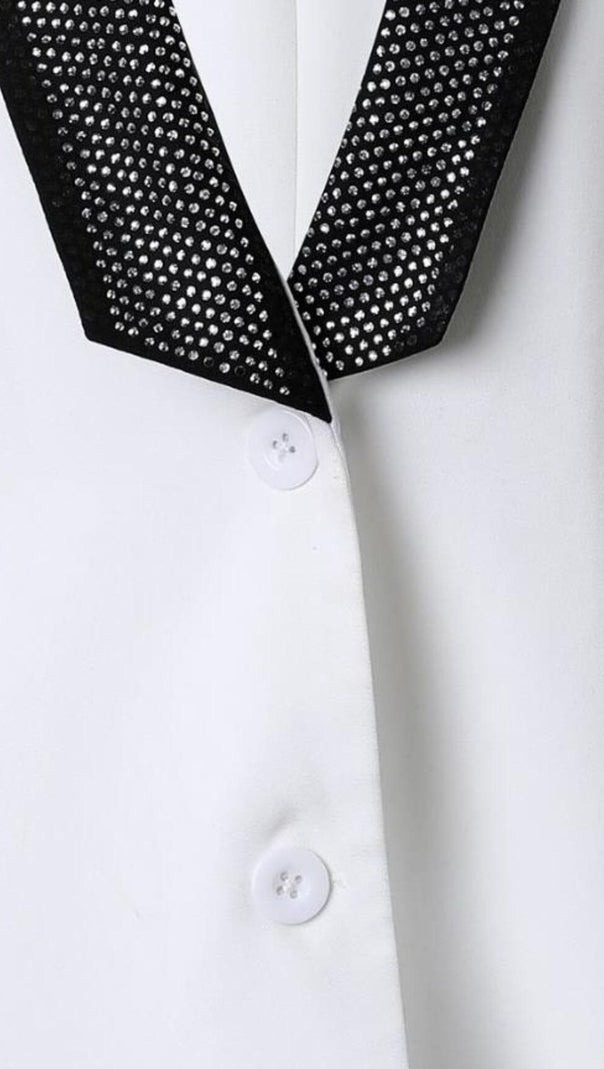 ABITO A MANTELLO CON SCOLLO A V E DECORATIVO A DIAMANTI IN BIANCO