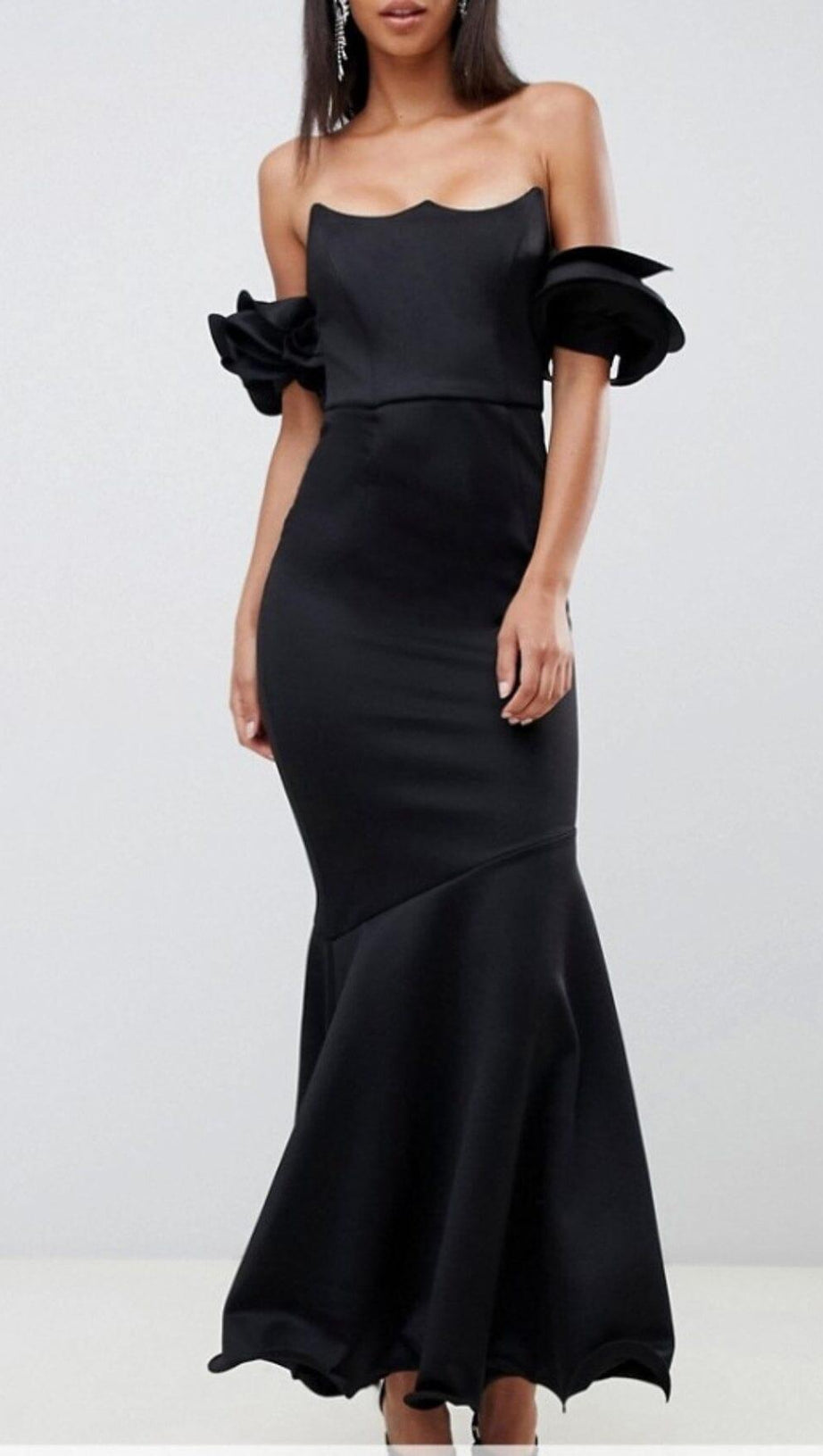 DREIDIMENSIONALES LOCKIGES BANDEAU-KLEID IN SCHWARZ