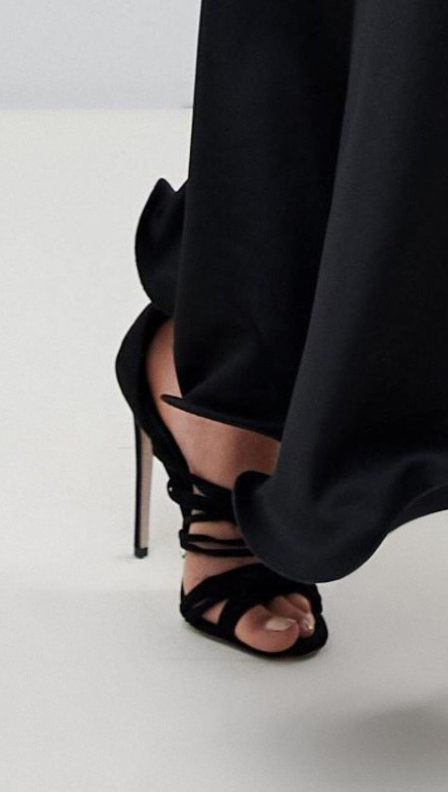 THREE-DIMENSIONAL CURLY BANDEAU DRESS IN BLACK