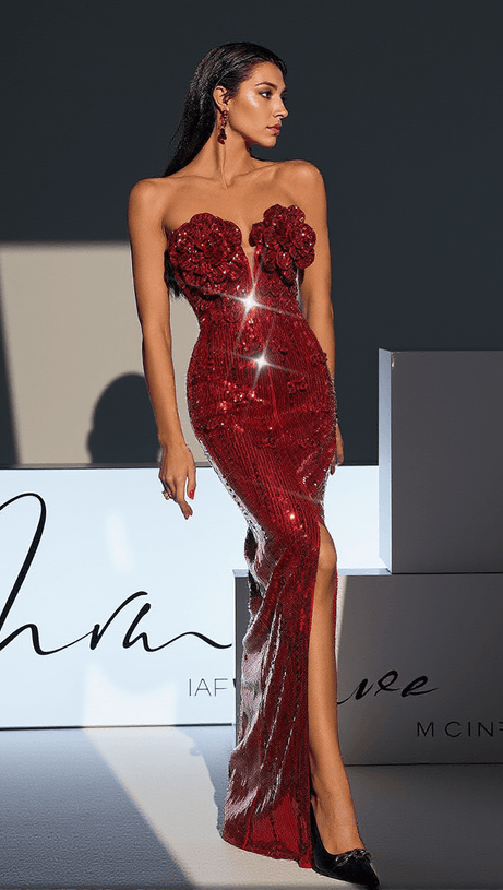 ABITO LORELEI SENZA SPALLINE CON PAILLETTES A FIORI E SPACCHI IN VINO