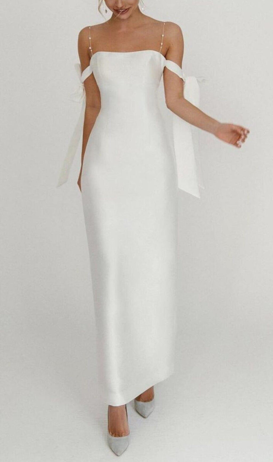 PERLEN-HOSENTRÄGER-MAXIKLEID IN WEISS