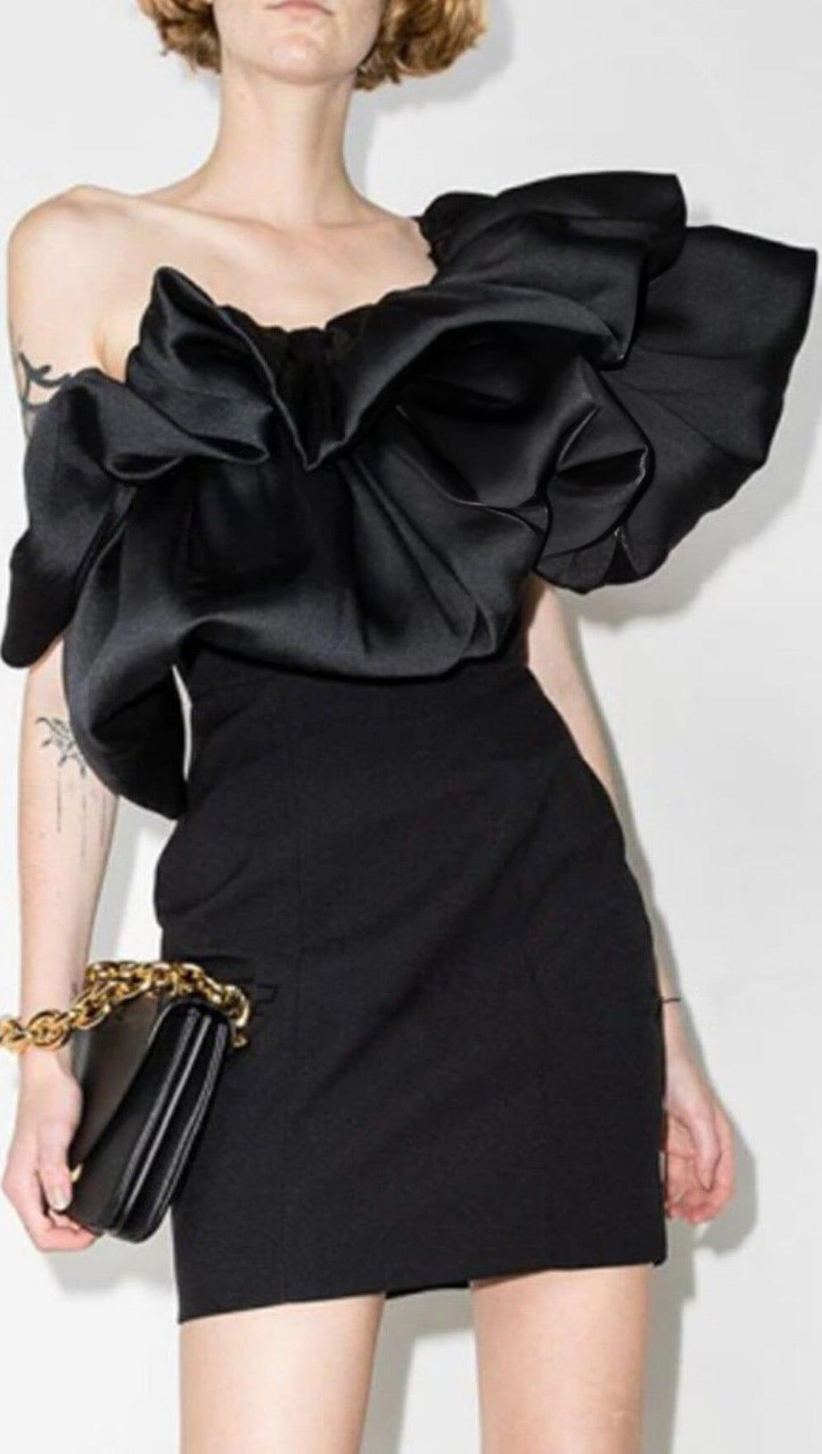 CROSS-SHOULDER PLEATED DRESS IN BLACK