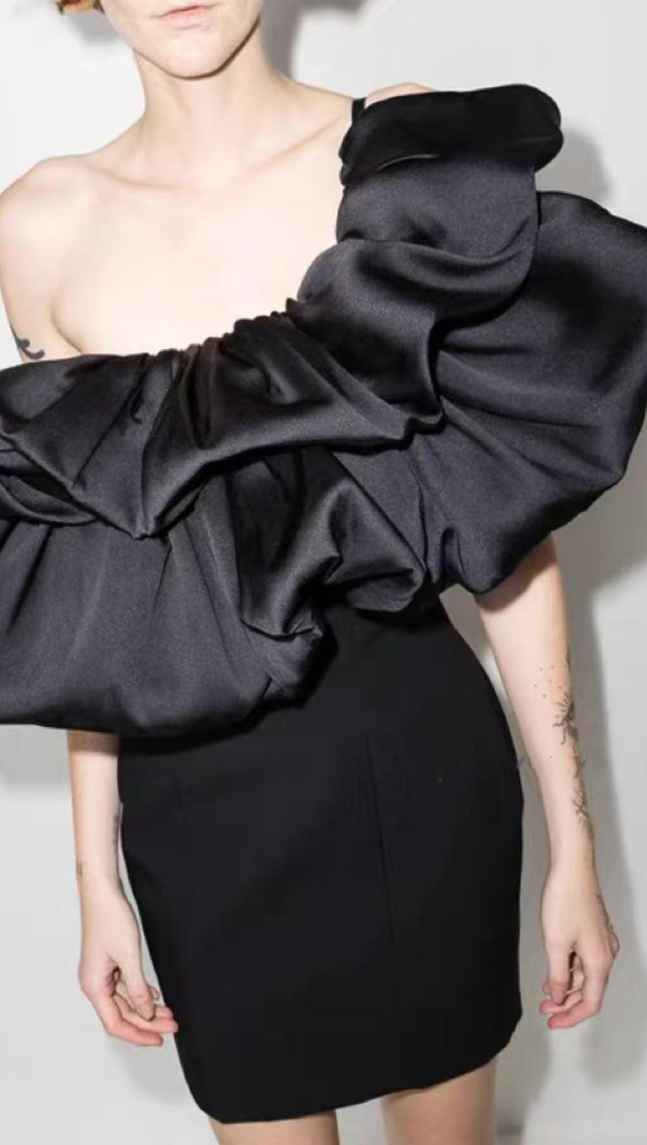 CROSS-SHOULDER PLEATED DRESS IN BLACK