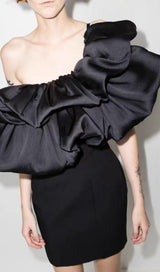 CROSS-SHOULDER PLEATED DRESS IN BLACK