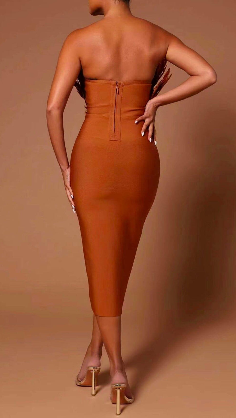SLEEVELESS BACKLESS FEATHER-DECORATED SLIM MIDI DRESS IN BROWN