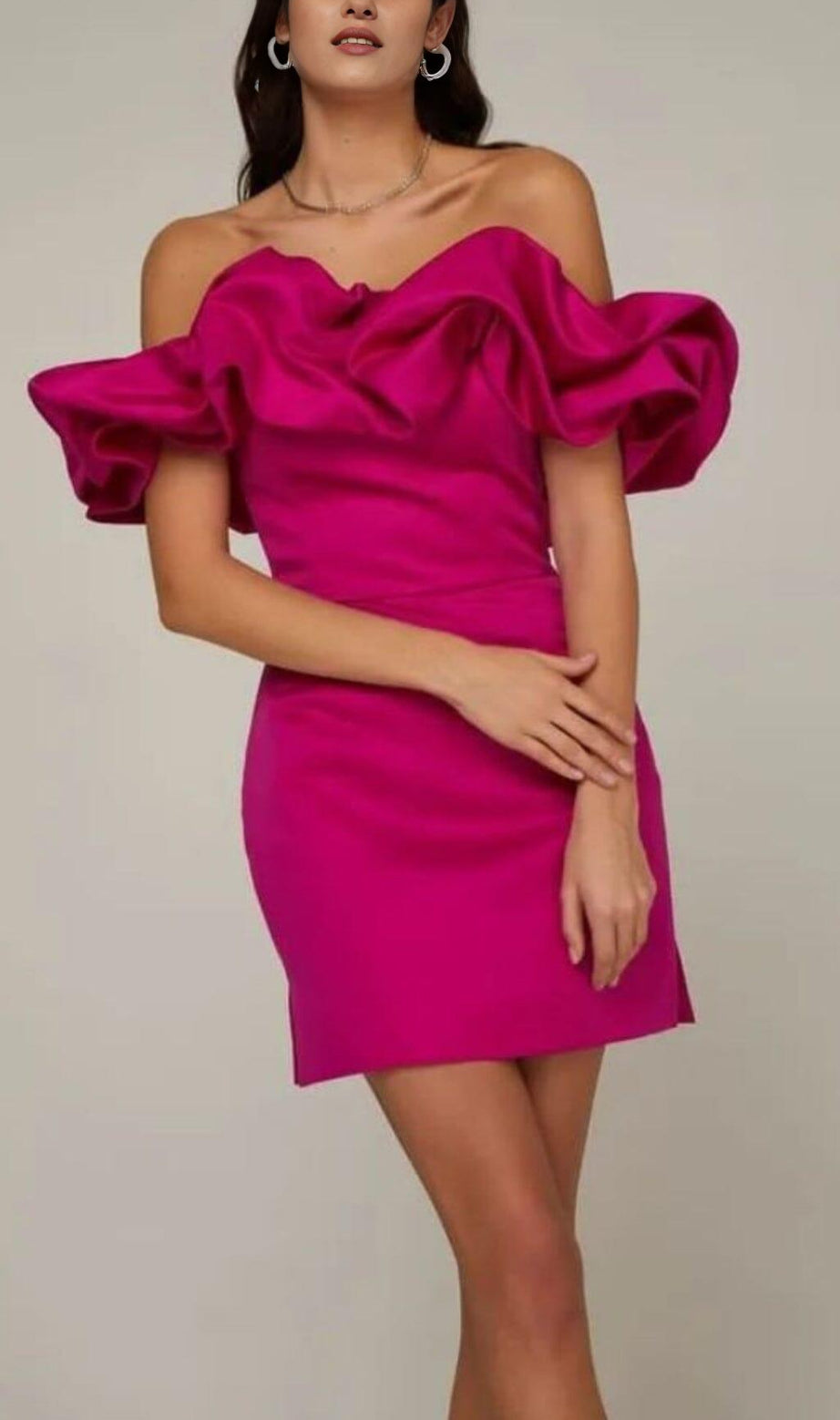 MINI ABITO IN RASO CON SCOLLO A TRAPEZIO E VOLANT ROSA