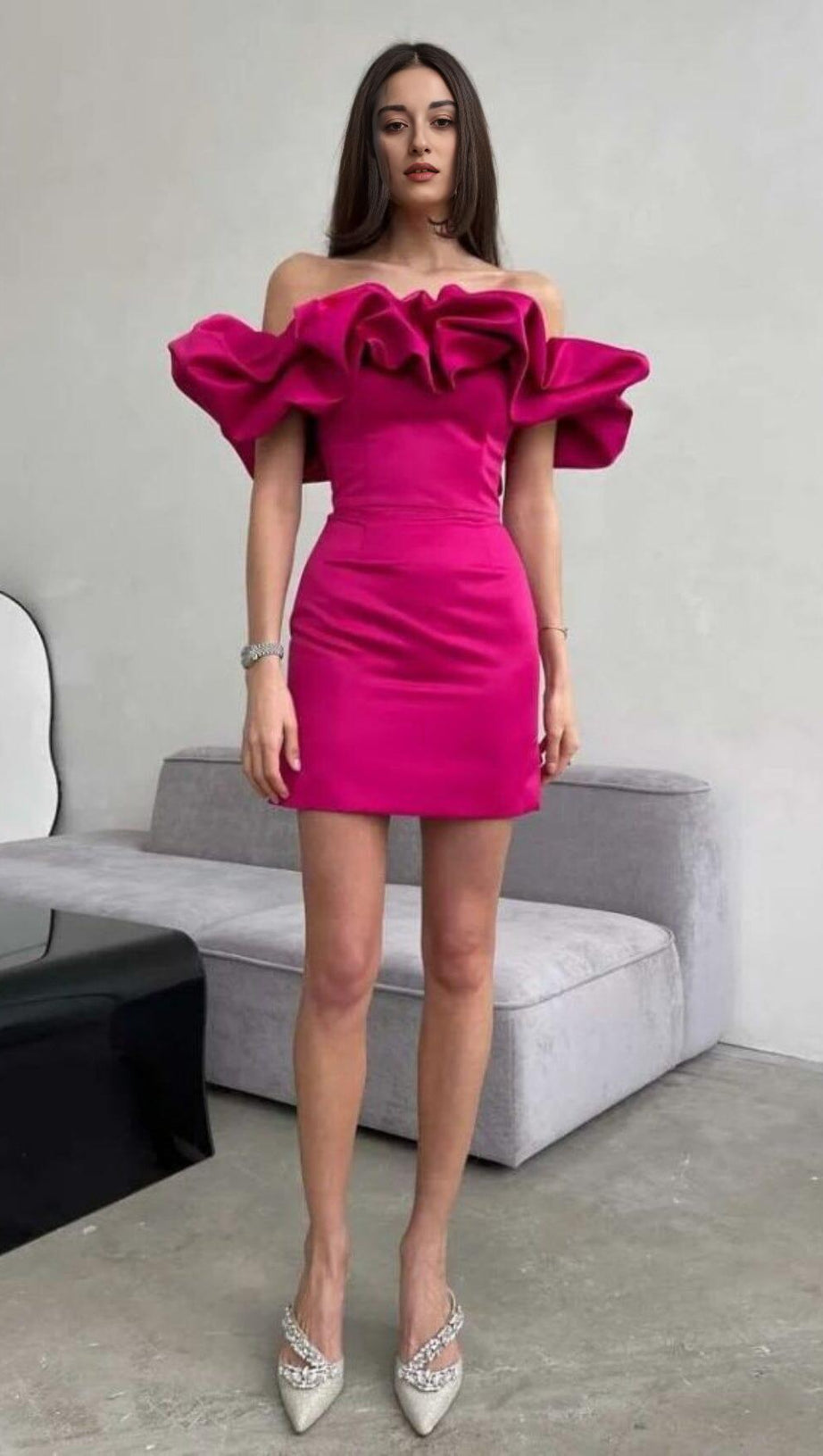 Satin-Minikleid mit A-Linien-Ausschnitt und Rüschen in Pink