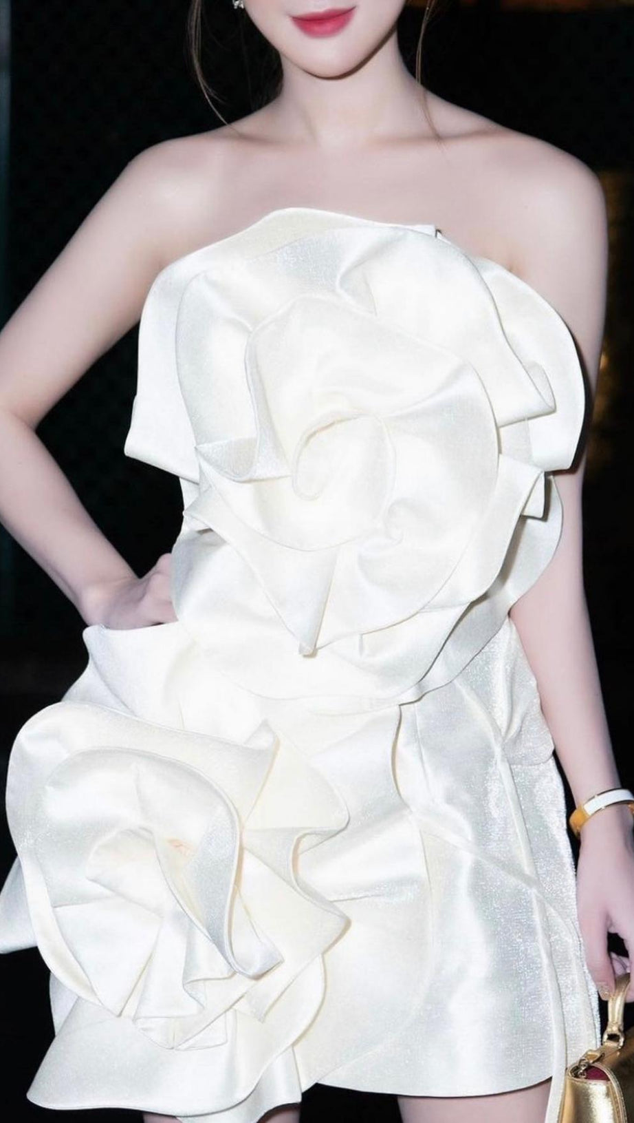 MINI ABITO BEIGE CON FIORI SENZA SPALLINE E CINTURINO