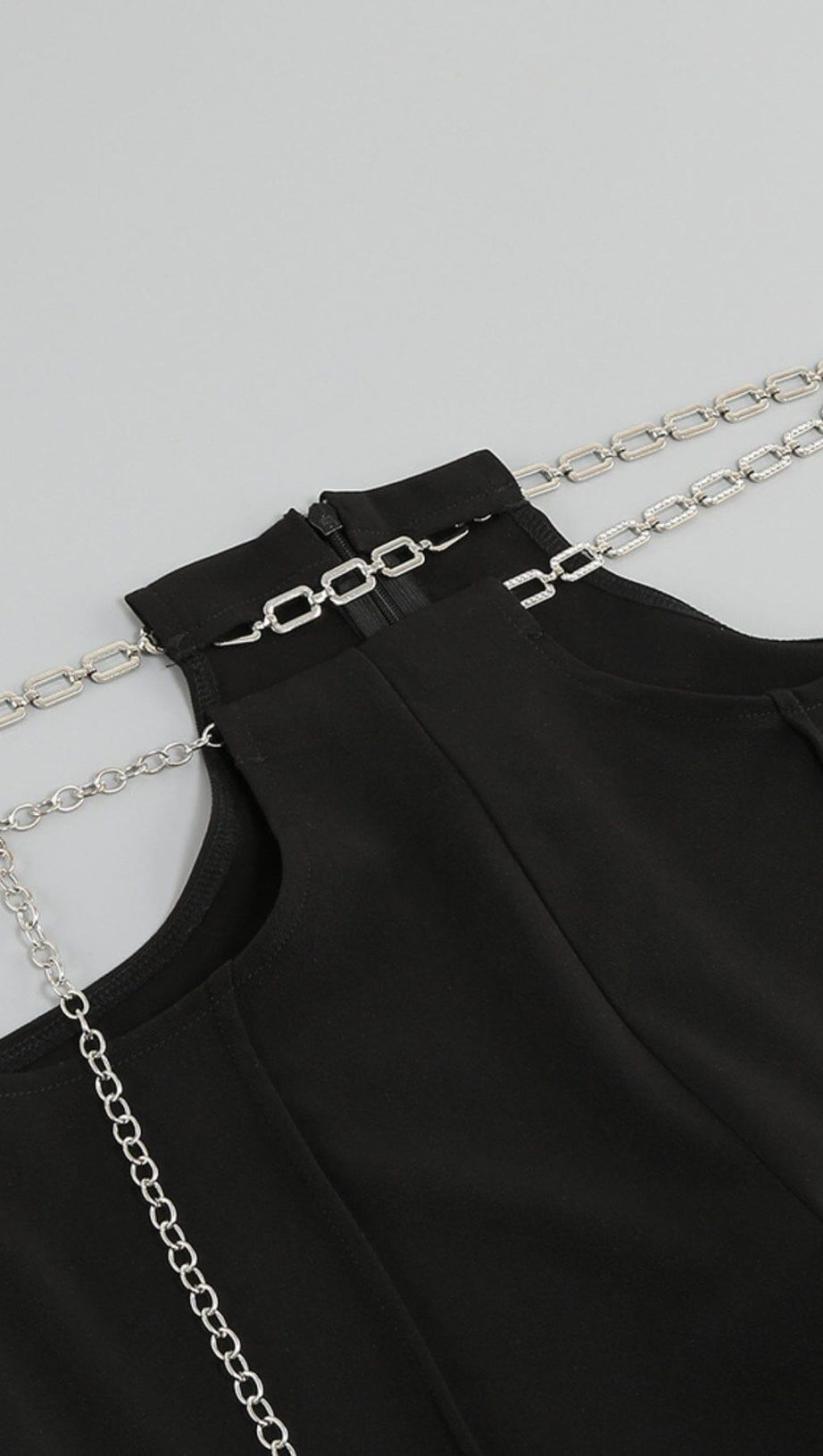 Anzug mit Schlangenschnalle in Schwarz