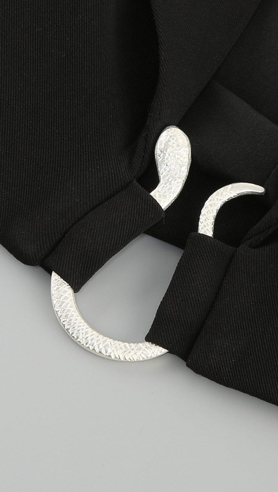 Anzug mit Schlangenschnalle in Schwarz