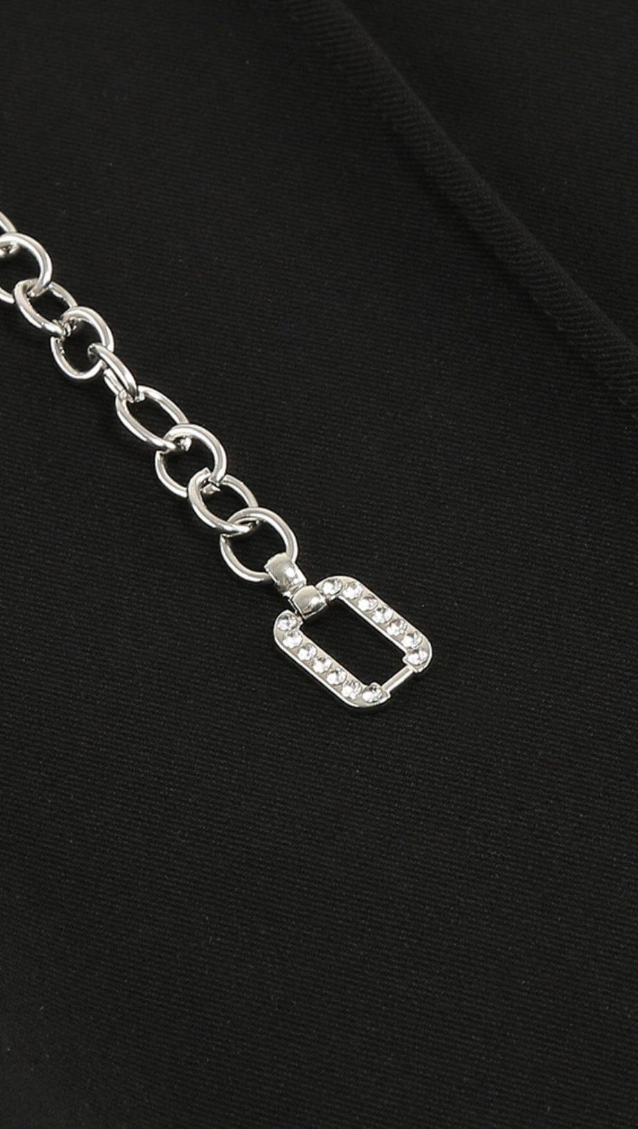 Anzug mit Schlangenschnalle in Schwarz