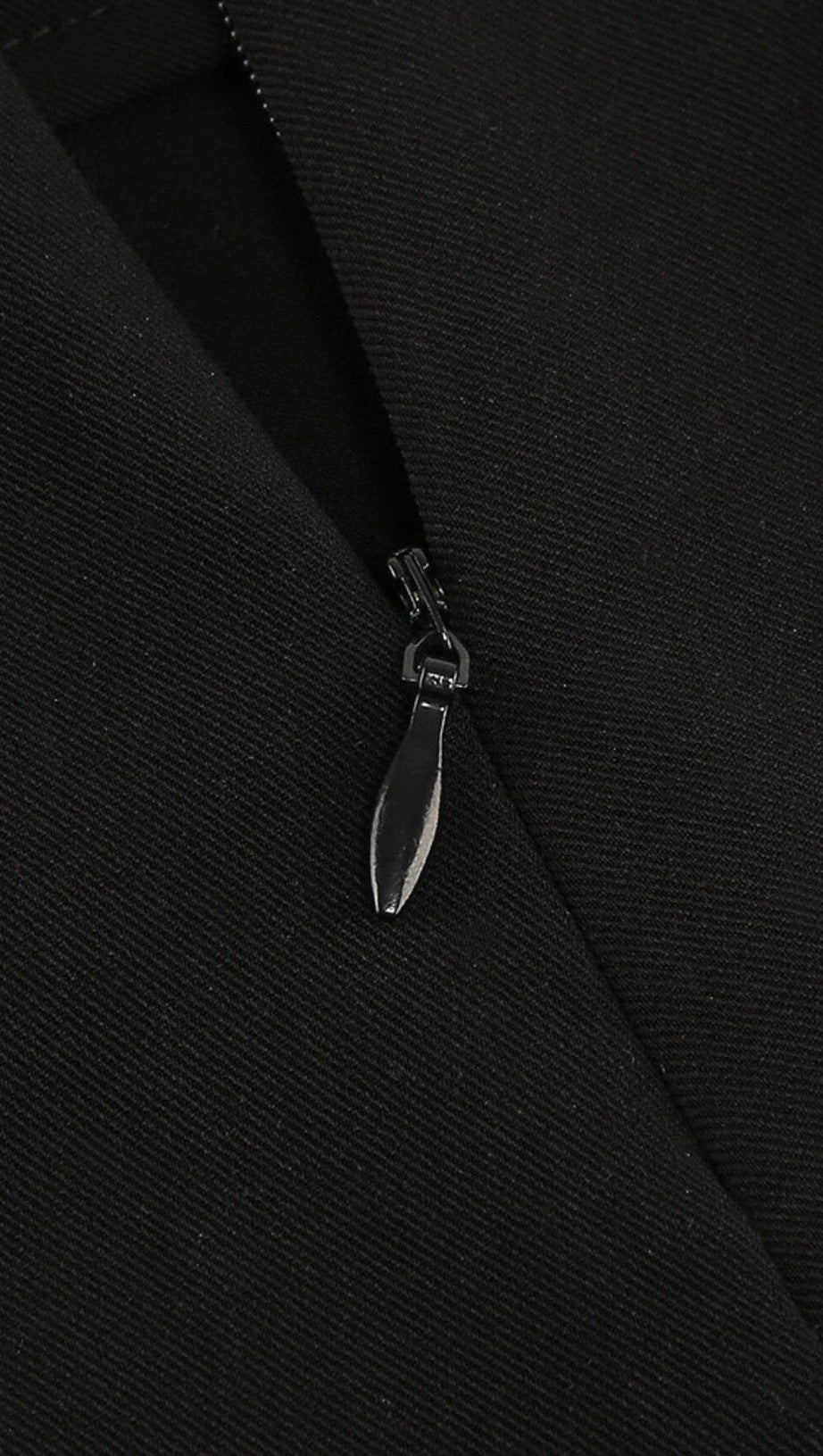 Anzug mit Schlangenschnalle in Schwarz