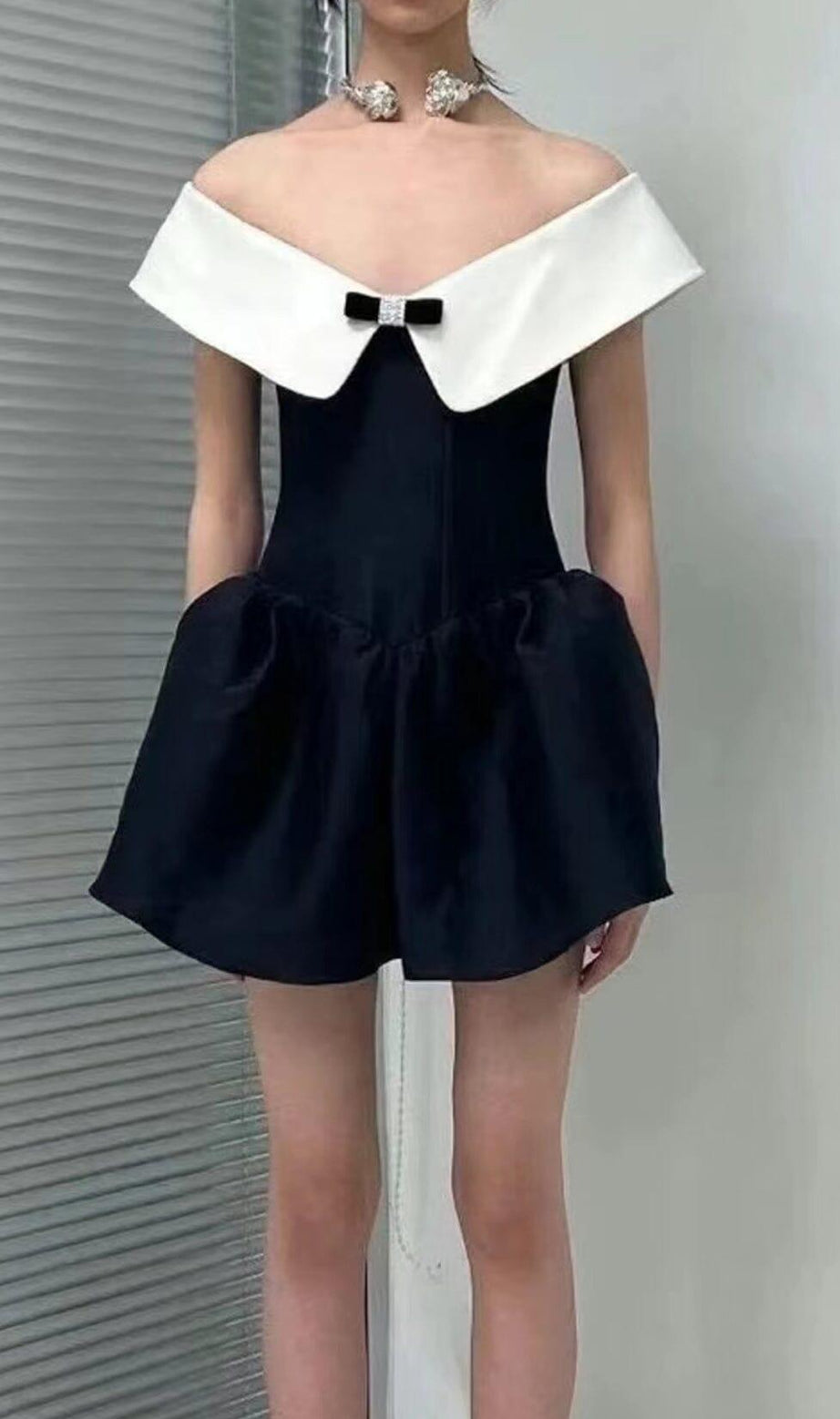 MINI ABITO CON SPALLE SCOPERTE IN BIANCO E NERO