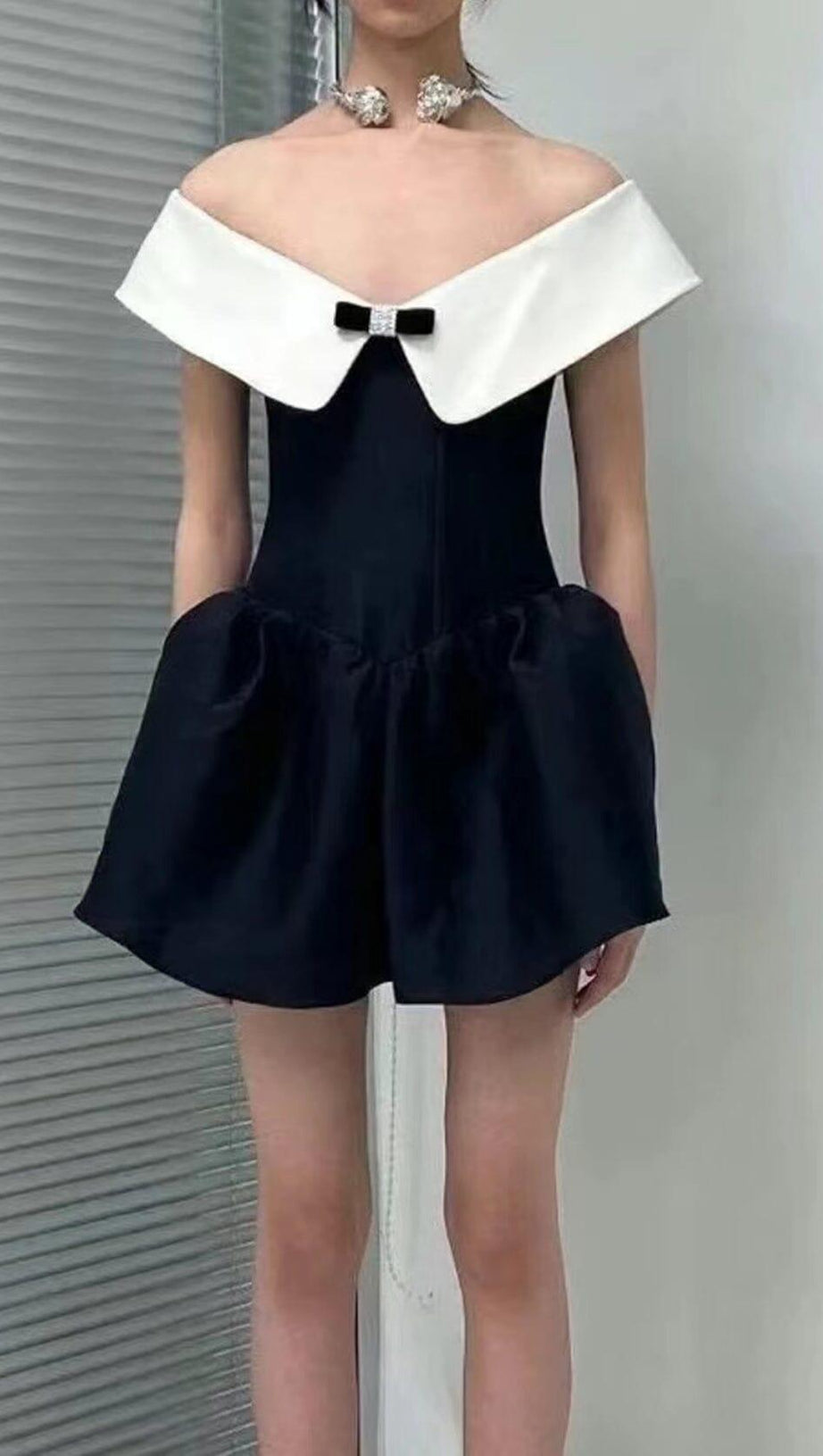 OFF-SHOULDER-MINIKLEID IN SCHWARZ UND WEISS