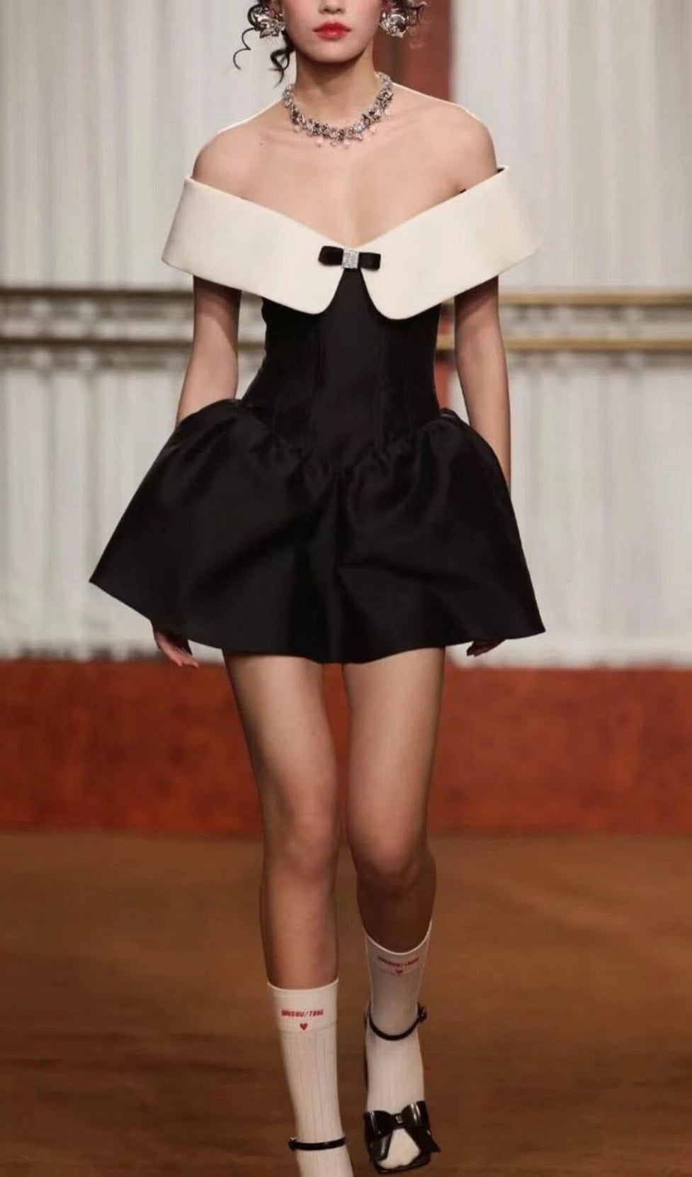 OFF-SHOULDER-MINIKLEID IN SCHWARZ UND WEISS