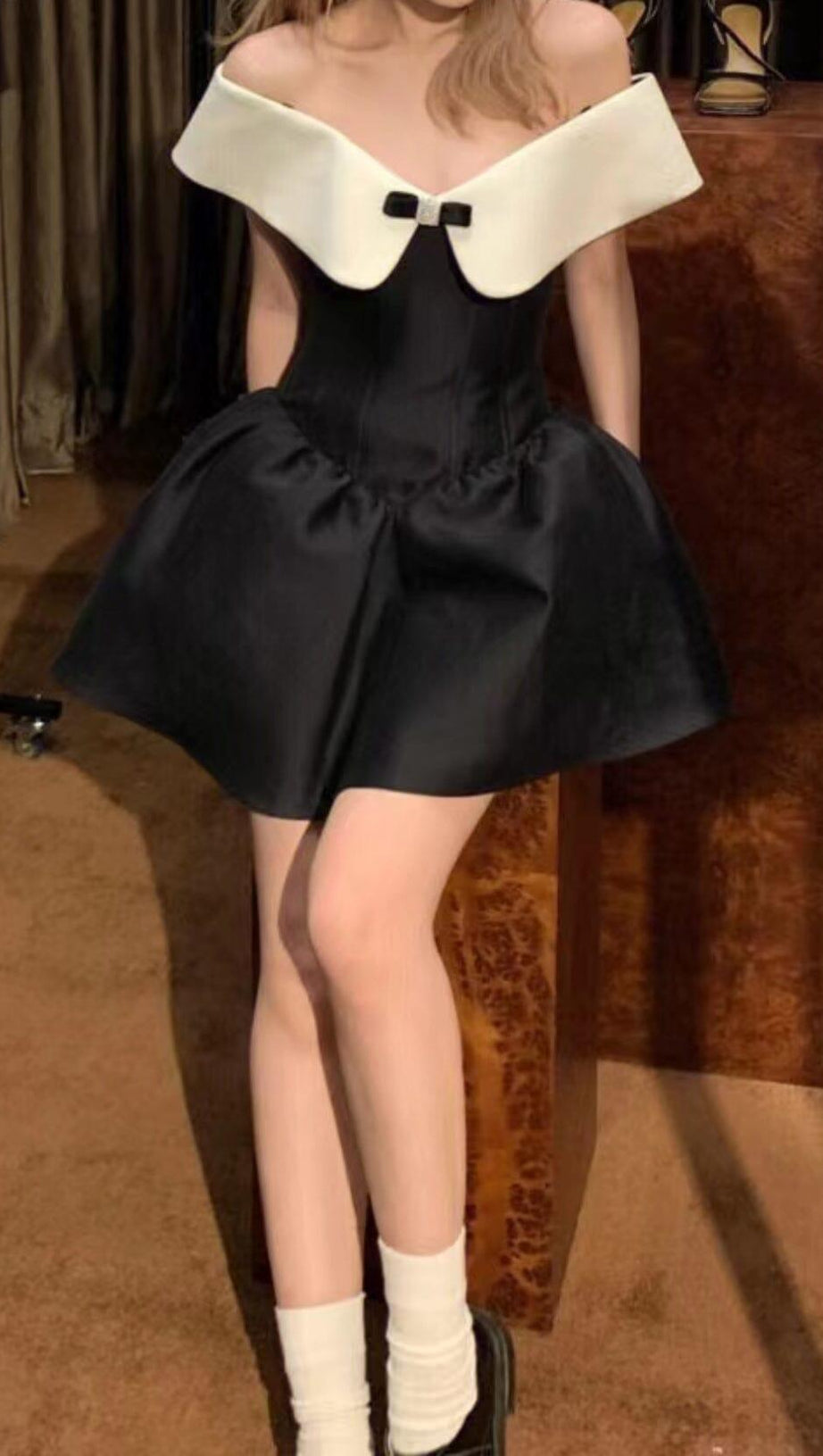 OFF-SHOULDER-MINIKLEID IN SCHWARZ UND WEISS