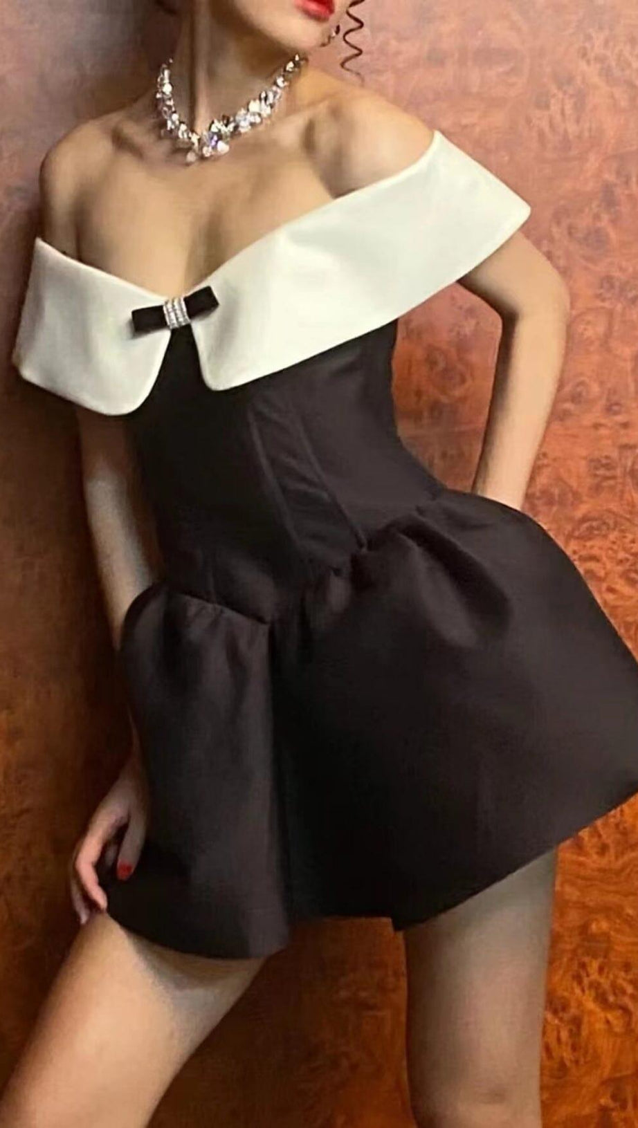 OFF-SHOULDER-MINIKLEID IN SCHWARZ UND WEISS