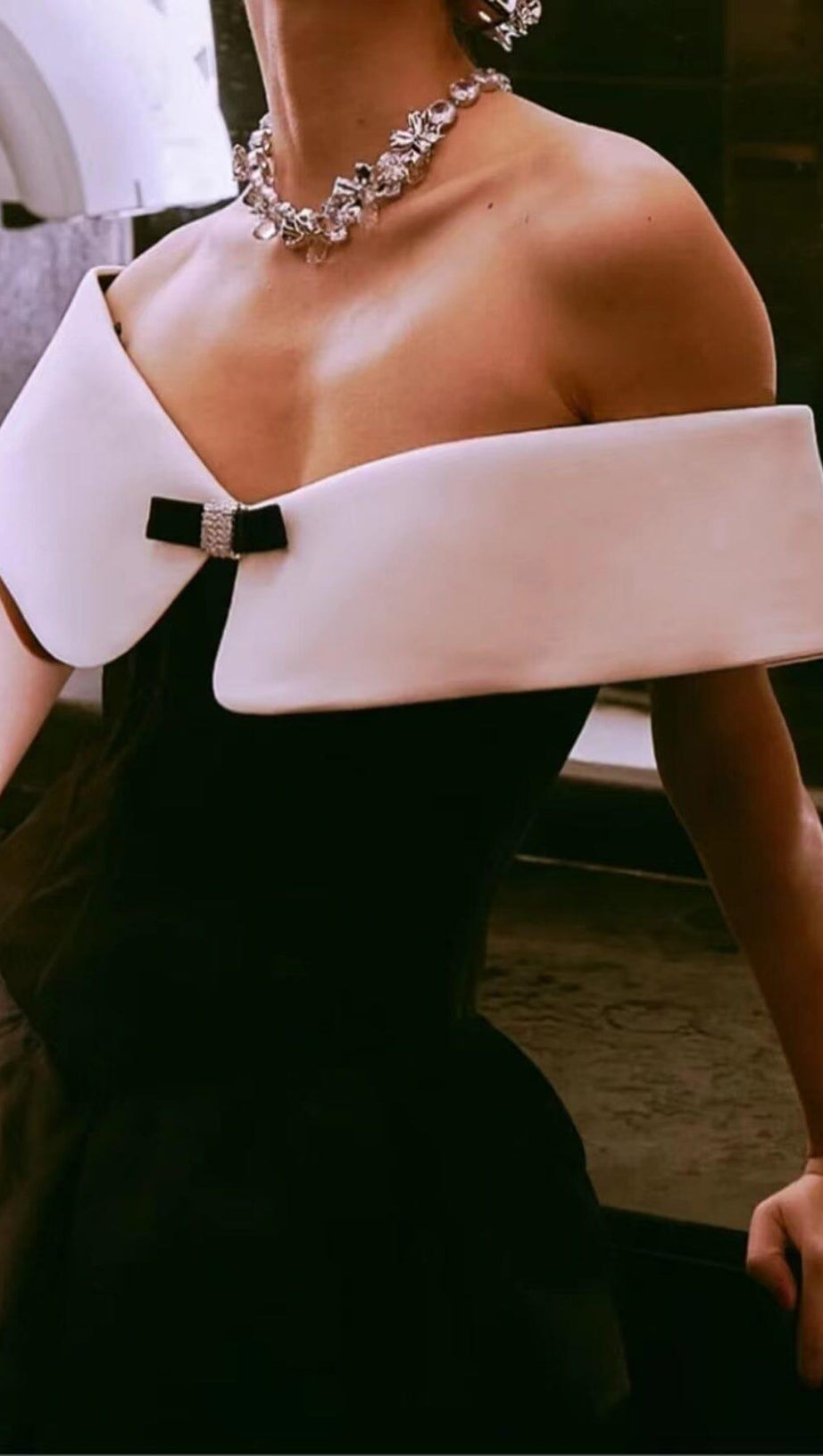 OFF-SHOULDER-MINIKLEID IN SCHWARZ UND WEISS