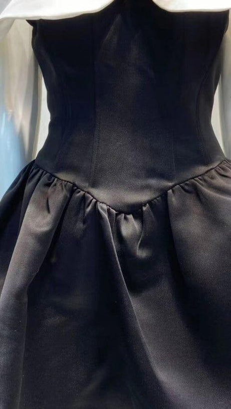 OFF-SHOULDER-MINIKLEID IN SCHWARZ UND WEISS