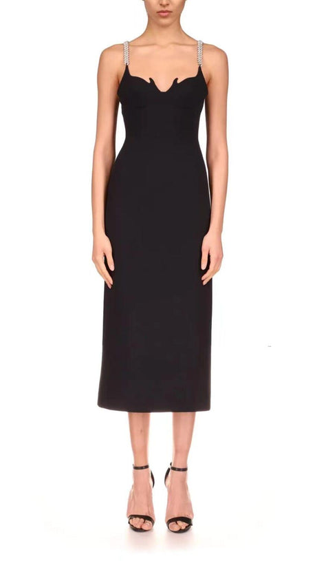 MIDIKLEID MIT KETTENNECKHOLDER UND HOHER TAILLE, SCHMAL UND HÜFTIG IN SCHWARZ