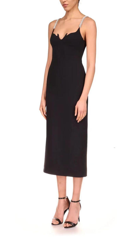 MIDIKLEID MIT KETTENNECKHOLDER UND HOHER TAILLE, SCHMAL UND HÜFTIG IN SCHWARZ