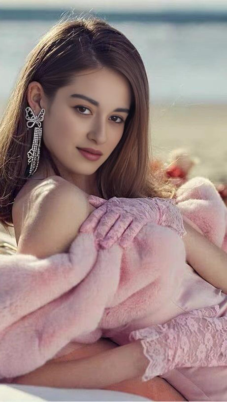 Plüschschal, warmes und schmales Minikleid in Pink