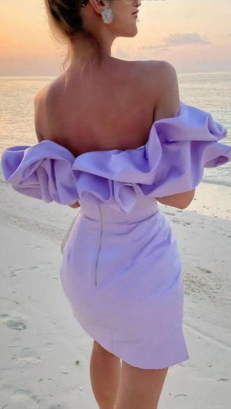 SATIN-MINIKLEID MIT A-LINIEN-AUSSCHNITT UND RÜSCHEN IN LILA