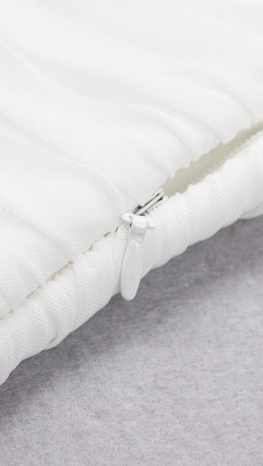 SHOULEDR PAD WAIST BARING FEATHER BLOUSE PLEATED DRESS IN WHITE