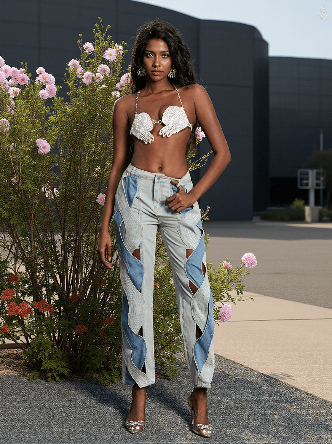 Mehetabel – Hellblaue Jeanshose mit Cut-outs