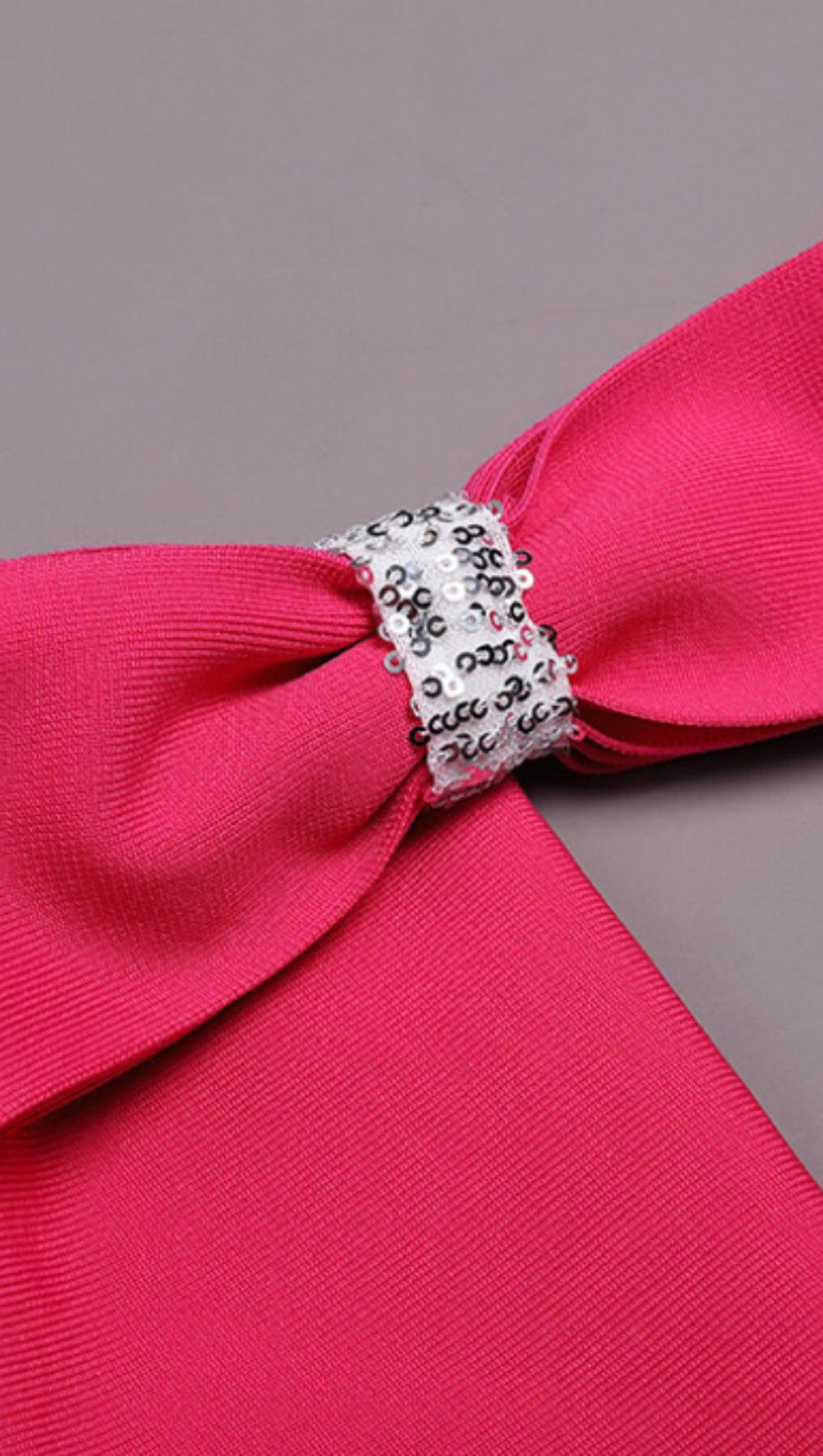 EINLINIGES SCHULTERKLEID MIT GROSSER SCHLEIFE UND UNREGELMÄSSIGEM KLEID IN PFIRSICHROSA