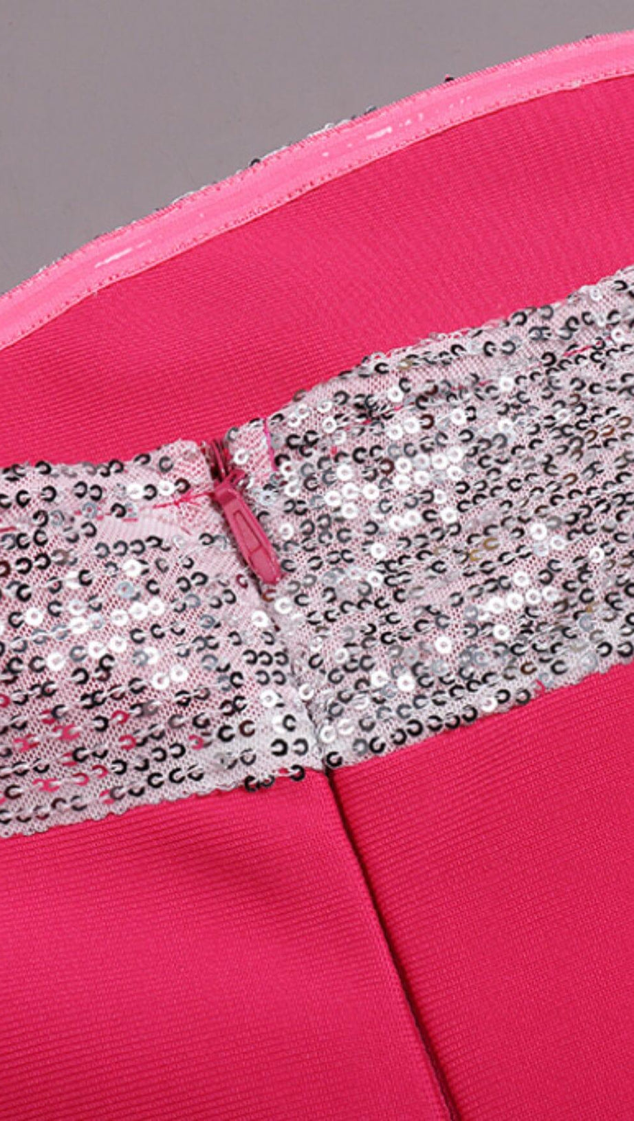 EINLINIGES SCHULTERKLEID MIT GROSSER SCHLEIFE UND UNREGELMÄSSIGEM KLEID IN PFIRSICHROSA