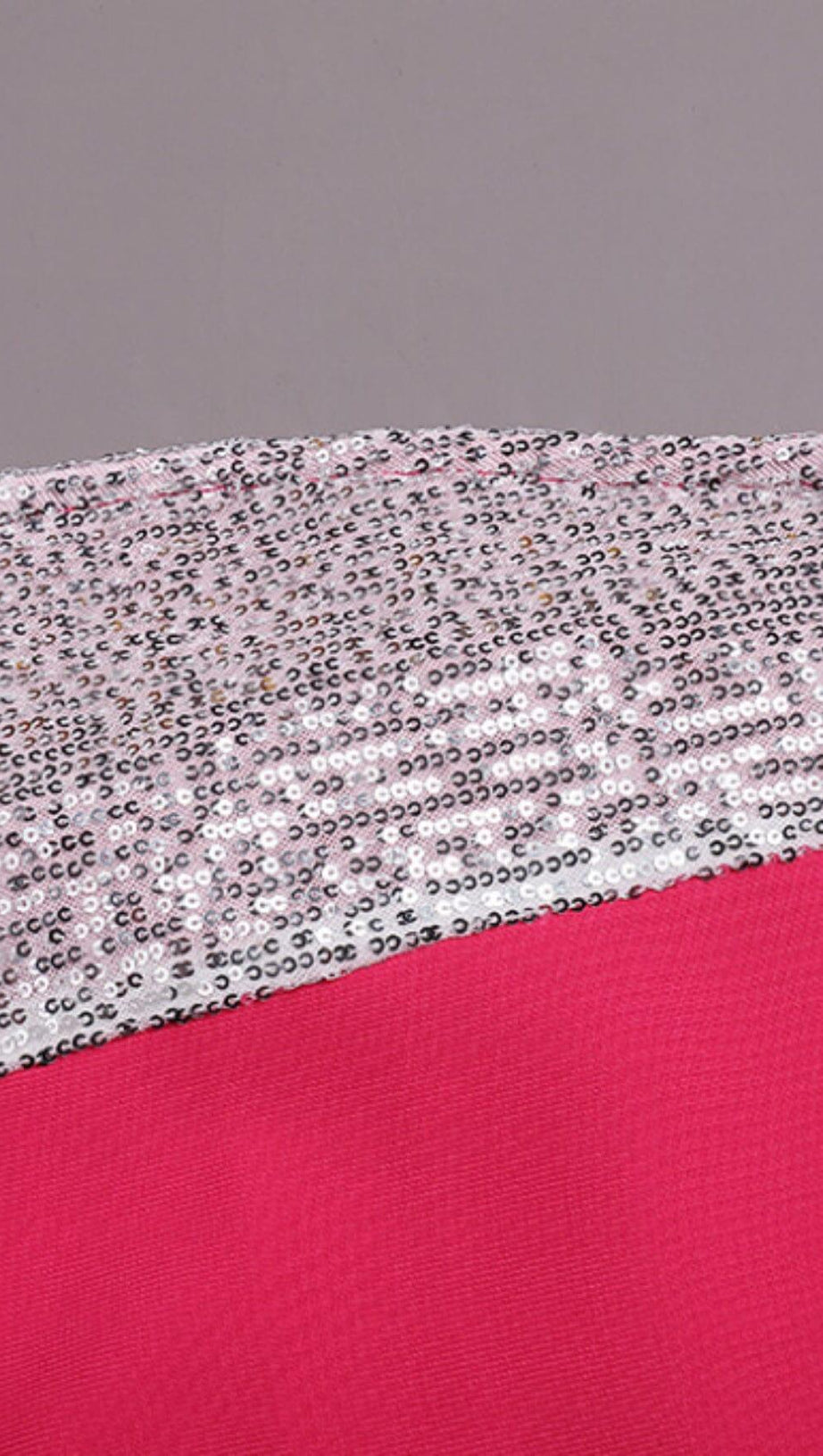 EINLINIGES SCHULTERKLEID MIT GROSSER SCHLEIFE UND UNREGELMÄSSIGEM KLEID IN PFIRSICHROSA