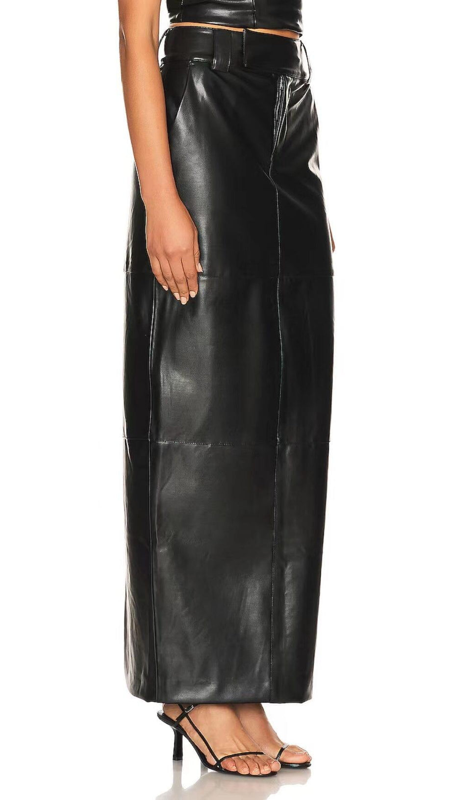 ZWEITEILIGES TOP AUS MATTEM LEDER MIT GÜRTELKLEID IN SCHWARZ