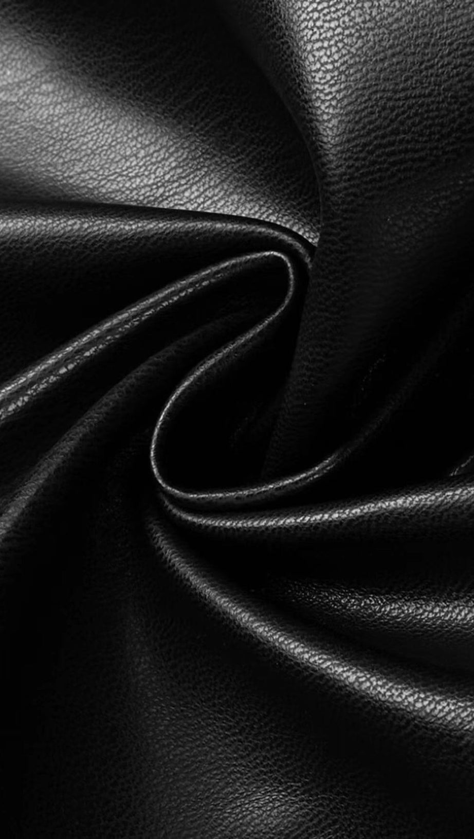 ZWEITEILIGES TOP AUS MATTEM LEDER MIT GÜRTELKLEID IN SCHWARZ