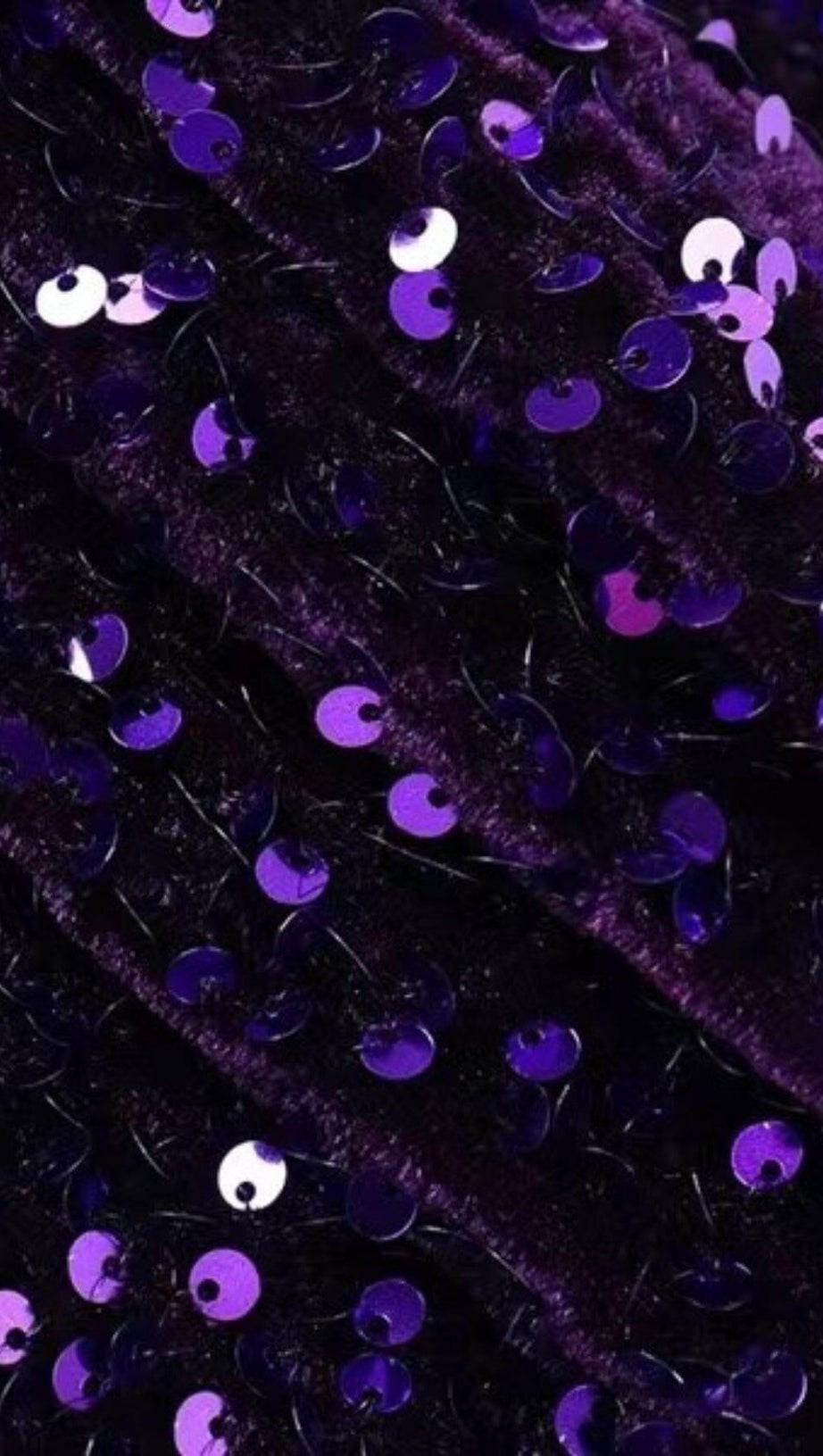 V-AUSSCHNITT, RÜCKENFREIES MIDIKLEID MIT PAILLETTEN, LILA