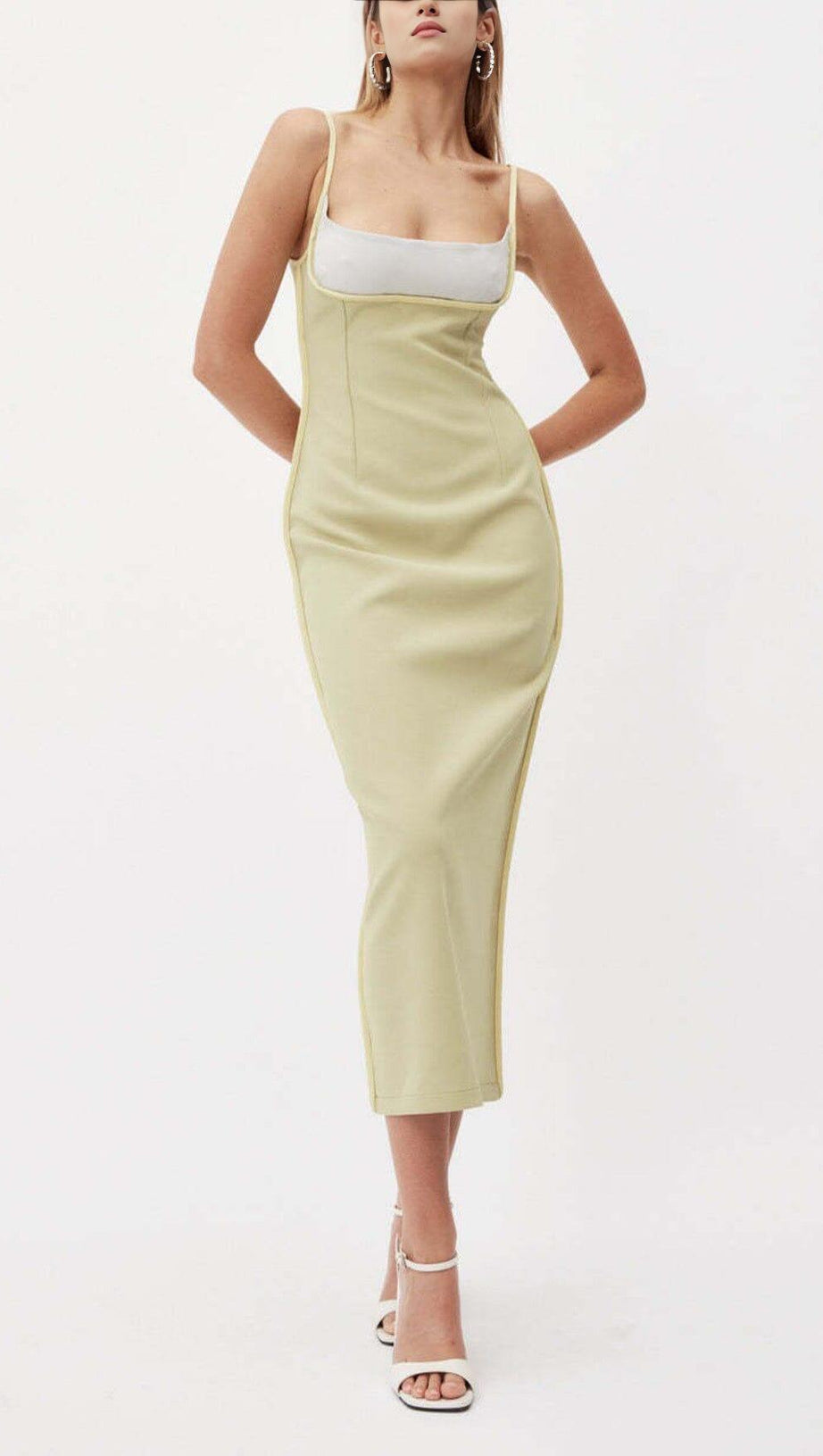 MIDIKLEID MIT HOSENTRÄGERN IM FARBBLOCK-STIL IN SALATGRÜN